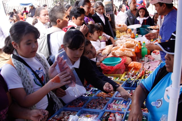 MXICO, D.F., 24FEBRERO2010.- Nios compran comida chatarra, la cual es alta en carbohidratos, grasas y azcares a las salidas de las escuelas. Expertos sealan a este rgimen alimenticio como uno de los principales factores en la obesidad infantil. FOTO: IVçN STEPHENS/CUARTOSCURO.COM
