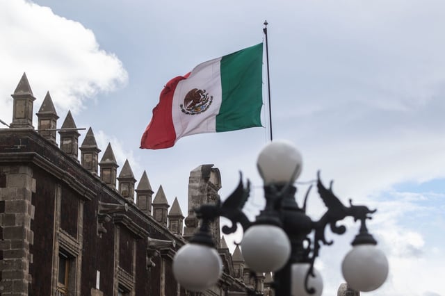 Bandera ondea por los fuertes vientos en la capital