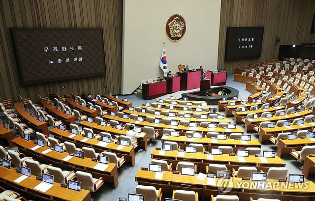 This photo shows an ongoing filibuster to block a contentious broadcasting bill during a plenary session at the National Assembly in Seoul on Aug. 5, 2025. (Yonhap)