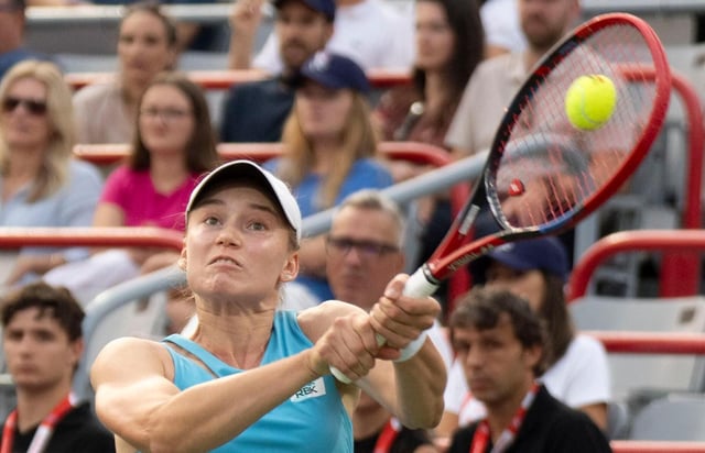Elena Rybakina, de Kazajistán, devuelve una pelota frente a Marta Kostyuk, de Ucrania, durante los cuartos de final del Abierto de Tenis de Montreal, el lunes 4 de agosto de 2025, en Montreal. (Christinne Muschi/The Canadian Press vía AP)