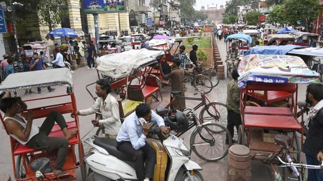 The protest by traders flagged rampant encroachment by squatters and unauthorised hawkers in the area, and the neglect by civic authorities. (Hindustan Times)