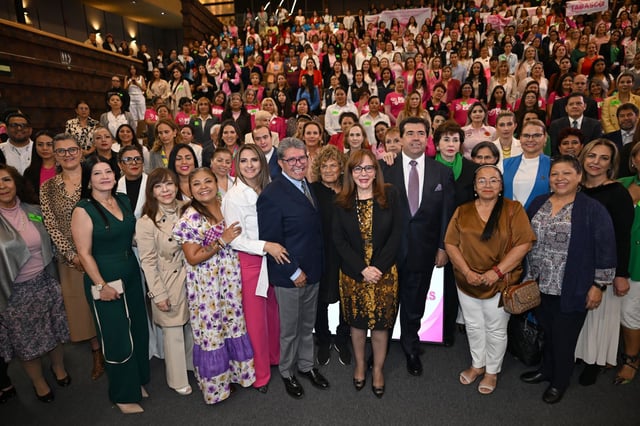 Legisladores de Morena, en imagen con mujeres sindicalistas y empresarias.