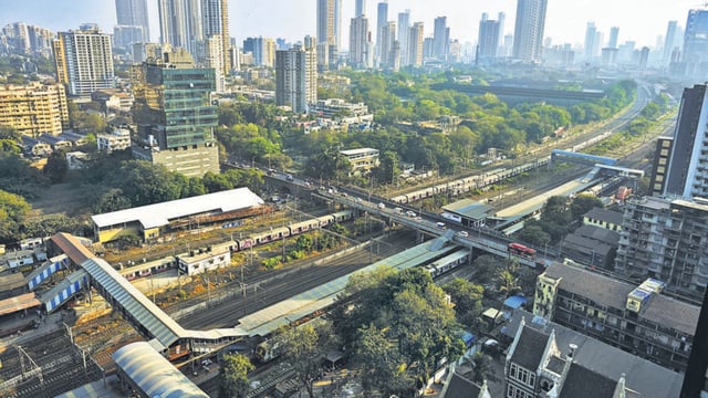Mumbai, India. Jan 30, 2025: The Mumbai Metropolitan Region Development Authority (MMRDA) will close the Prabhadevi Railway Over Bridge for motorists in February to construct the Worli-Sewree MTHL connector and redevelop the bridge. Mumbai, India. Jan 30, 2025. (Photo by Raju Shinde/HT Photo) (Hindustan Times)