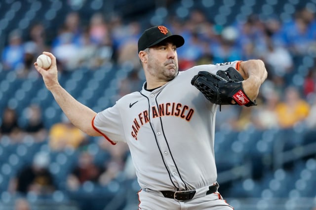 PITTSBURGH, PA – AUGUST 04: Justin Verlander #35 of the San Francisco Giants pitches in the first inning against the Pittsburgh Pirates at PNC Park on August 4, 2025 in Pittsburgh, Pennsylvania. (Photo by Justin K. Aller/Getty Images)