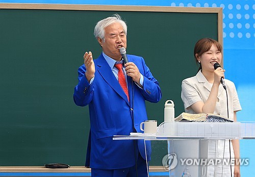 Pastor Jeon Kwang-hoon (L) (Yonhap)