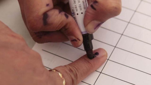 Mumbai... 16th February 2012... News... A women cast her vote for BMC elections at Jogeshwari, Meghwadi on Thursday - HT photo by Sattish Bate (Hindustan Times)