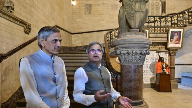Mumbai, India - Aug. 4, 2025: (L to R) CR GM Dharamveer Meena, Chairman of Indian railway Satish Kumar, poses for media at iconic heritage building lobby at Chhatrapati Shivaji Maharaj Terminus, before leaving for Jogeshwari railway station, in Mumbai, India, on Monday, August 4, 2025. (Photo by Anshuman Poyrekar/ Hindustan Times) (Hindustan Times)