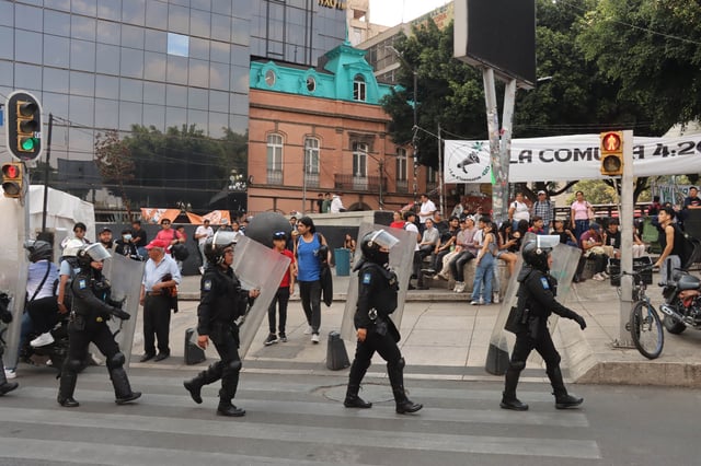 Elementos de la Secretaría de Seguridad Ciudadana (SSC) realizaron un operativo en las inmediaciones del Metro Hidalgo, bronce se ubica una comuna de consumidores de cannabis.