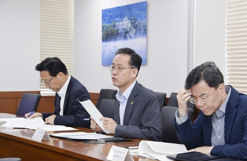 First Vice Finance Minister Lee Hyoung-il (C) talks during a meeting at the government complex in Seoul on Aug. 5, 2025, in this photo provided by the finance ministry. (PHOTO NOT FOR SALE) (Yonhap) 