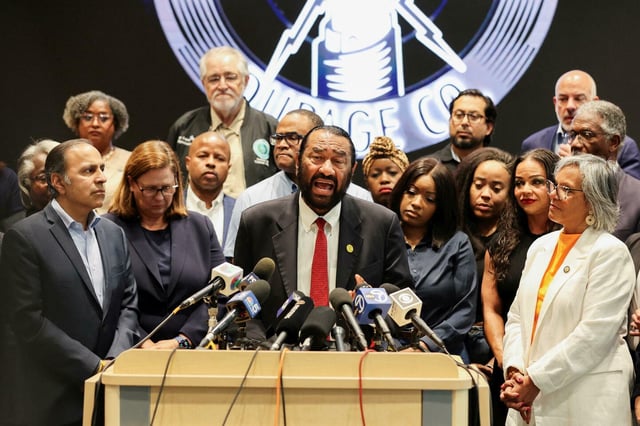 Des élus du Texas à la Chambre des représentants, dont Al Green, ont rejoint l'Illinois, et ont dénoncé devant les caméras, le 4 août 2025, le « racisme » du projet de redécoupage électoral des républicains.
