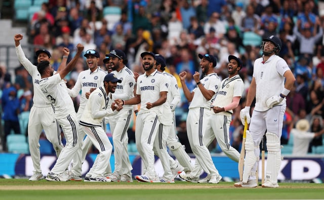 Cricket - International Test Match Series - Fifth Test - England v India - Kia Oval, London, Britain - August 4, 2025 India's Mohammed Siraj celebrates taking the wicket of England's Jamie Overton with teammates Action Images via Reuters/Paul Childs     TPX IMAGES OF THE DAY