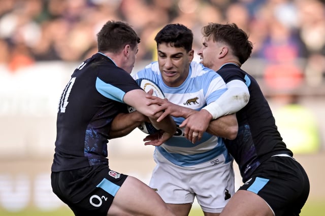 LA PLATA, ARGENTINA - JULY 5: Santiago Carreras of Argentina is tackled by George Ford and Tom Roebuck of England during the test match between Argentina and England at Jorge Luis Hirschi Stadium on July 5, 2025 in La Plata, Argentina. (Photo by Marcelo Endelli/Getty Images)