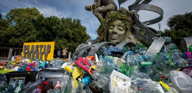 "Le fardeau du Penseur": une oeuvre éphémère et évolutive de l'artiste et activiste canadien Benjamin Von Wong, où une réplique de la statue de Rodin se retrouve engluée dans des déchets plastique, est installée depuis lundi 4 août devant le siège de l'Onu à Genève à l'occasion des négociations internationales destinées à réduire la pollution plastique qui commencent mardi 5 août 2025