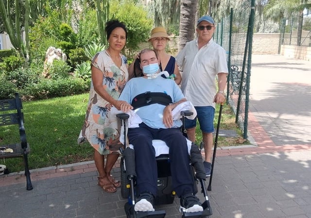 Juan Cristóbal Perujo Gil, con su mujer y sus padres en Málaga, este lunes