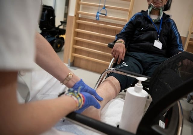 Un paciente durante una sesión en el fisio
