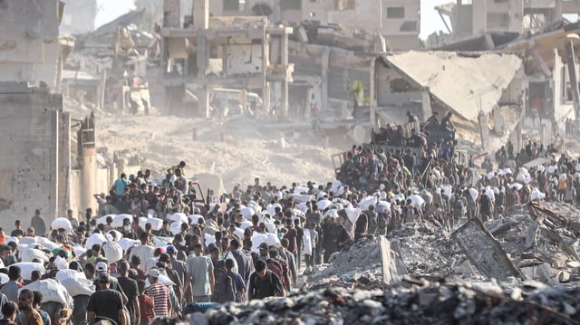 Palästinenser, die unter den intensiven Angriffen und der Blockade Israels extrem hungern, versammeln sich in einem Hilfsgüterverteilungszentrum, um Zugang zu begrenzten Nahrungsmitteln zu erhalten.