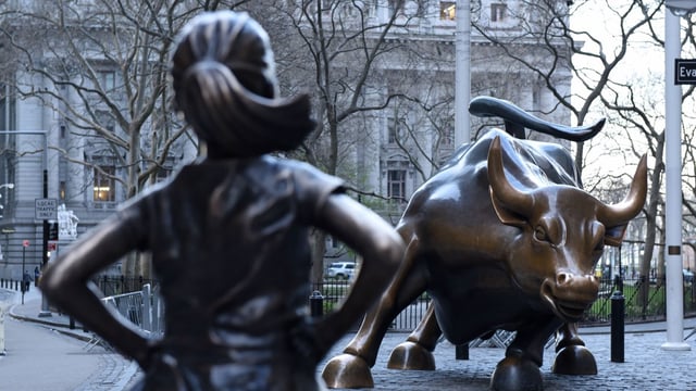 The Fearless Girl statue taking on the Wall Street Charging Bull statue in New York City