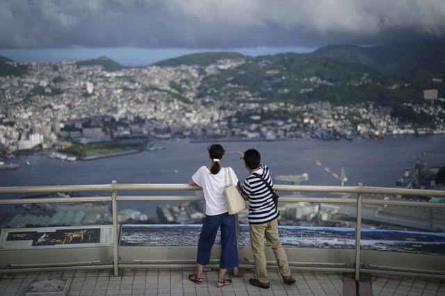 Una pareja observa una vista de la ciudad de Nagasaki, en Japón
