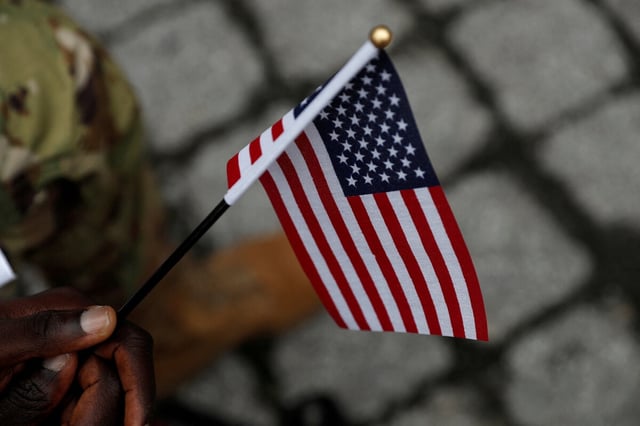 Ein Mann mit USA-Fahne