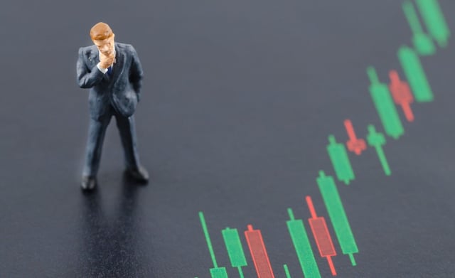 Bitcoin struggles to hold $115k; solana, dogecoin show relative strength as risk off sentiment lingers
