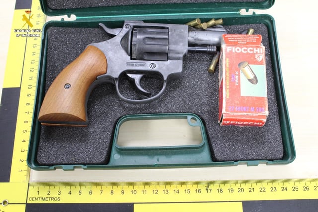 Una de las armas y munición intervenidas al detenido por retener contra su voluntad a su pareja durante doce días en Llíria.