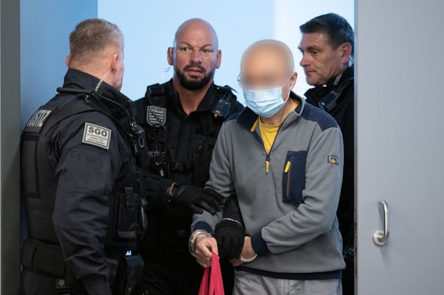 Der Hauptangeklagte Jian G. (2.v.r.) soll während seiner Zeit bei Krah für einen chinesischen Geheimdienst spioniert haben.