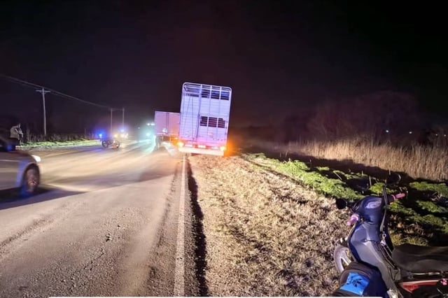 Tragedia vial: viajaba con su hija en una moto, se cayó al piso y murió atropellada por un camión.