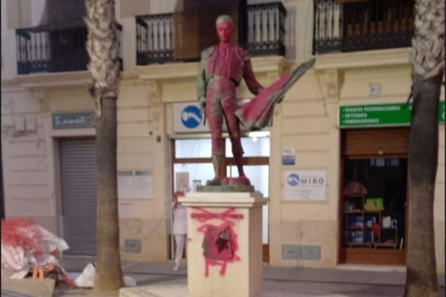 La escultura de Ponce con la pintura roja
