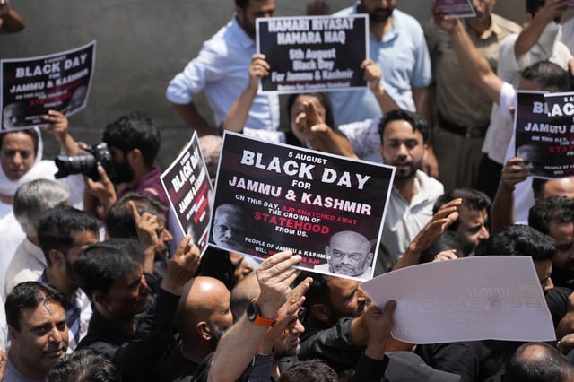 Supporters of India's opposition Congress party hold placards as they demand the ruling government restore the statehood of the disputed region, in Srinagar, Indian-controlled Kashmir, Tuesday, Aug 5, 2025. (AP Photo/Mukhtar Khan)