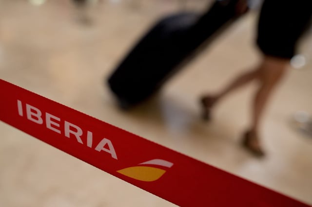 «Pendant le vol, certains passagers ayant commandé des repas casher ont signalé la présence de messages manuscrits pro palestiniens sur leurs plateaux», reconnaît Iberia. 