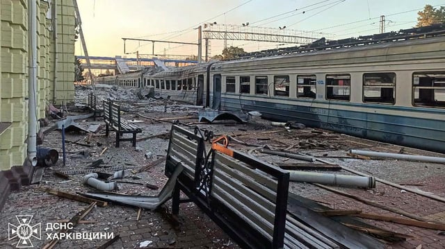 Ein vom Staatlichen Notdienst der Ukraine (SES) zur Verfügung gestelltes Handout-Foto zeigt den Ort der russischen Angriffe auf den Bahnhof der Stadt Losowa in der Region Charkiw.