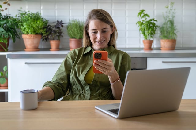 Mit Smartphone und Laptop: Immer mehr Deutsche verbringen ihre Freizeit im Internet. (Symbolbild)