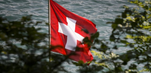 Drapeau suisse flottant sur le lac de Lucerne, le 5 juin 2015