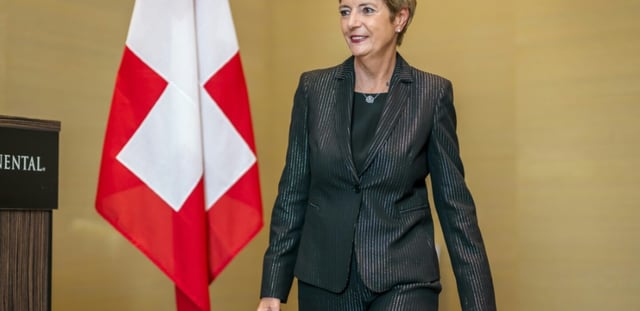 La présidente de la Suisse Karin Keller-Sutter, à la sorie d'une conférence de presse après une rencontre avec des responsables américaines sur les droits de douane, à Genève le 3 mai 2025