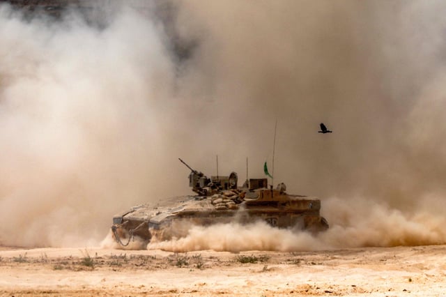 Un vehículo de combate de infantería (IFV) del ejército israelí se desplaza en una posición a lo largo de la frontera sur de Israel con la Franja de Gaza, el 5 de agosto de 2025.