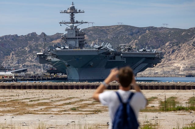 Depuis lundi 4 août 2025, le plus grand porte-avions américain a jeté l’ancre au port de Marseille.