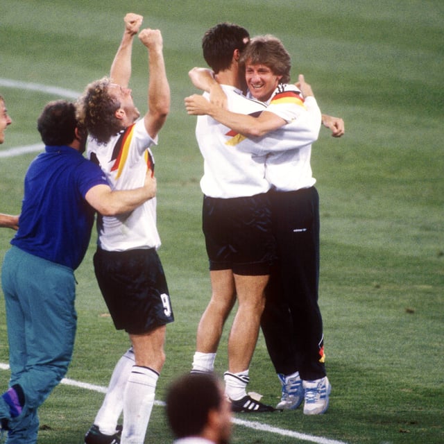 Frank Mill (ganz rechts) feiert mit seinen Teamkollegen den WM-Titel 1990