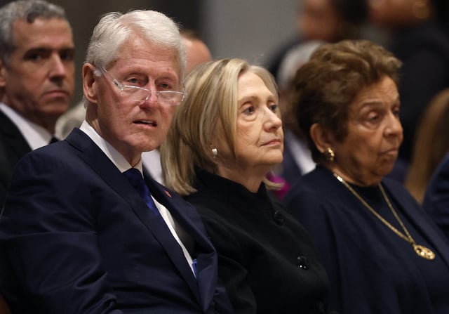 L’ancien président Bill Clinton et son épouse Hillary le 14 mai 2025 à Washington.