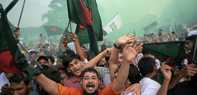 Des manifestants se sont rassemblés le 5 août à Dacca pour marquer le premier anniversaire du soulèvement étudiant qui a renversé l'ancienne Première ministre Sheikh Hasina