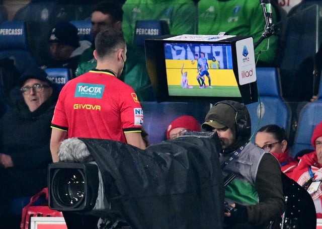 Soccer Football - Serie A - Atalanta v Empoli - Gewiss Stadium, Bergamo, Italy - December 22, 2024 Referee Ermano Feliciani looks at a VAR screen during a penalty review REUTERS/Daniele Mascolo/File Photo