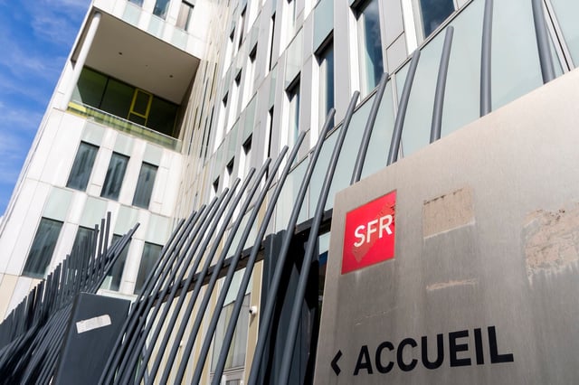 Le tribunal des activités économiques de Paris a validé le plan de sauvegarde du groupe Altice, prévoyant de réduire la dette de SFR de 24 à 15 milliards d’euros.
