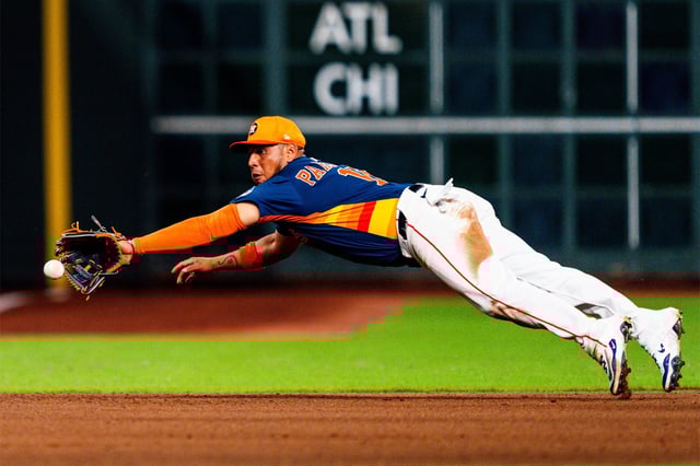 El hermosillense Isaac Paredes realiza un atrapadón en la tercera base de los Astros de Houston. (Foto: Archivo GH)