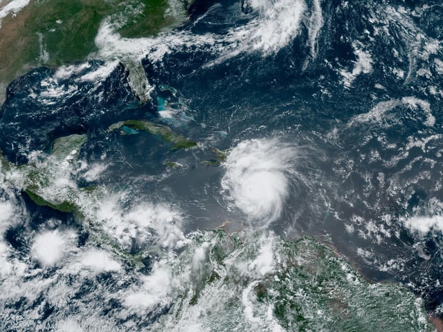 USA6063. MIAMI (FL, EEUU), 02/07/2024.- Fotografía satelital cedida por La Oficina Nacional de Administración Oceánica y Atmosférica (NOAA) a través del Centro Nacional de Huracanes (NHC) estadounidense este martes donde se muestra la localización del huracán Beryl en el Caribe. El huracán Beryl mantiene esta semana en alerta a Jamaica, Haití y República Dominicana tras dejar al menos cuatro muertos y destrucción en el Caribe Oriental, y preocupa a la comunidad científica por la rapidez en su formación y para alcanzar la mayor potencia que puede tener un ciclón, la categoría 5. EFE/ NOAA-NHC /SOLO USO EDITORIAL /NO VENTAS /SOLO DISPONIBLE PARA ILUSTRAR LA NOTICIA QUE ACOMPAÑA /CRÉDITO OBLIGATORIO