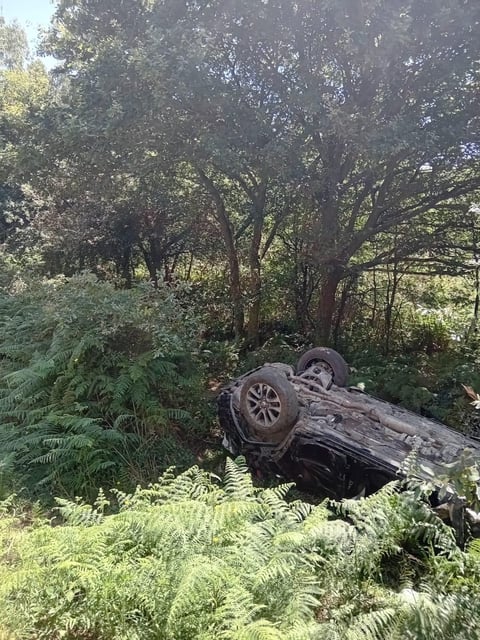 El coche accidentado en Mesía.