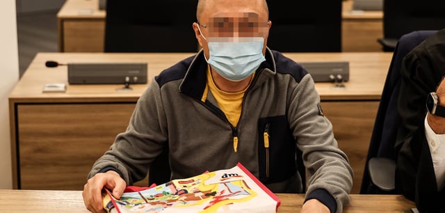 Angeklagter Jian G. im Oberlandesgericht Dresden, vor sich eine Tasche von DM