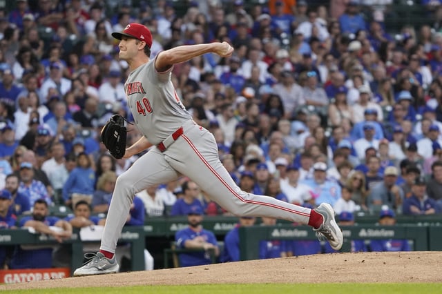 Aug 4, 2025; Chicago, Illinois, USA; Cincinnati Reds pitcher Nick Lodolo (40) throws the ball against the Chicago Cubs during the first inning at Wrigley Field. Mandatory Credit: David Banks-Imagn Images