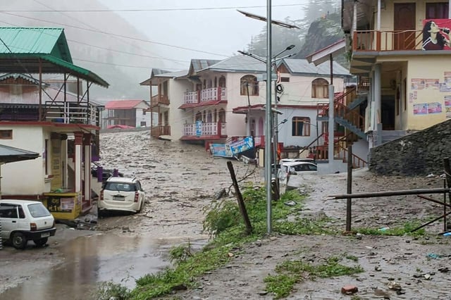 Eine Sturzflut hat im Himalaya offenbar eine ganze Ortschaft ausgelöscht. Die indische Regierung meldete nach der Unwetterkatastrophe mindestens vier Tote und etwa 100 Vermisste.