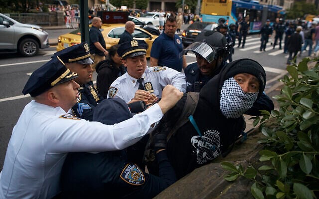 FBI: Anti-Jewish Hate Crimes in US Hit Record High in 2024