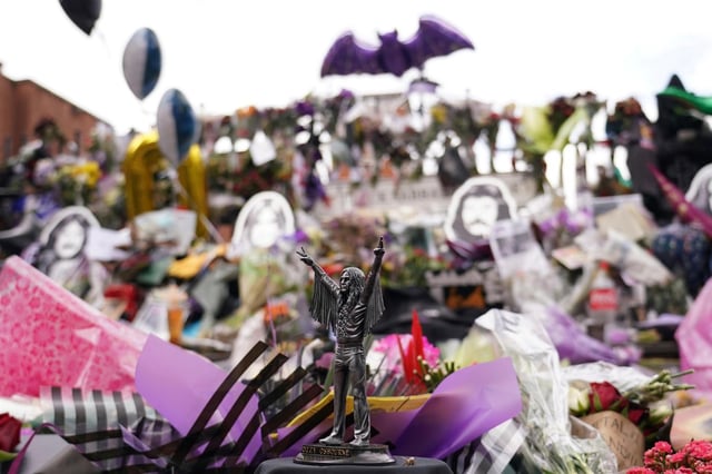 Homenajes colocados frente al puente Black Sabath para honrar al músico Ozzy Osbourne mientras miles de fans se reunieron para ver una procesión fúnebre por el líder de Black Sabbath, Ozzy Osbourne, luego de su muerte a los 76 años, en Birmingham, Inglaterra, el miércoles 30 de julio de 2025. (Foto AP/Alberto Pezzali)