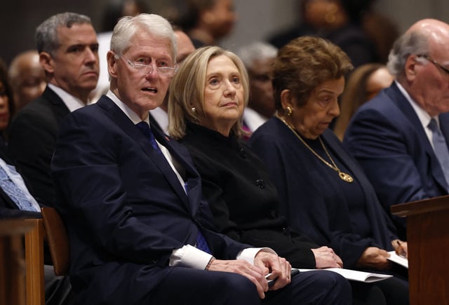 L’ancien président américain Bill Clinton et l’ancienne secrétaire d’État américaine Hillary Clinton assistent aux funérailles de l’ancienne secrétaire au Travail Alexis Herman à la cathédrale nationale, le 14 mai 2025 à Washington, DC.